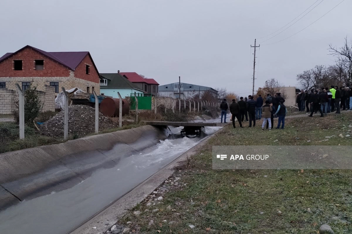 Qubada avtomobil kanala düşüb - FOTO - VİDEO