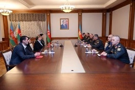 Müdafiə naziri Milli qəhrəmanların ailələlərinə medallar təqdim edib