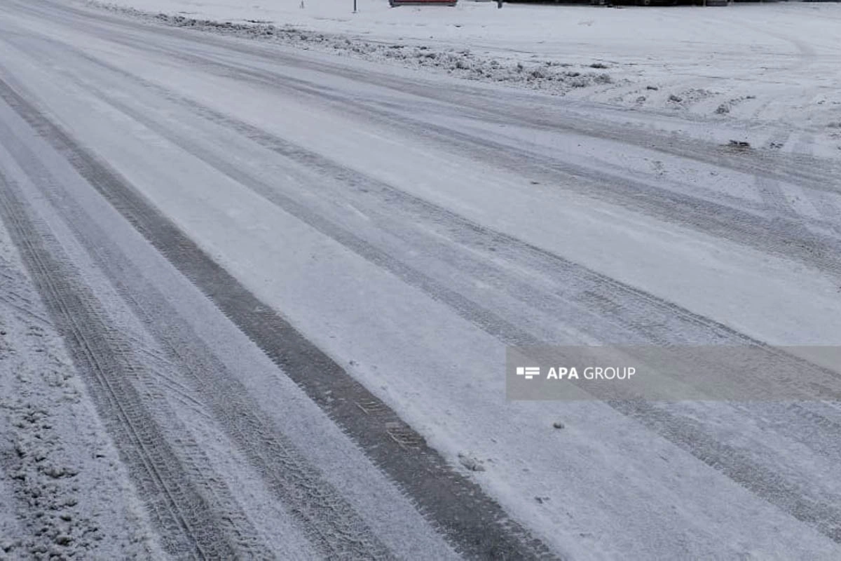 Şimal rayonlarında yollar buz bağlayıb, dağətəyi kəndlərdə qarın hündürlüyü 25 sm-ə çatır - FOTO