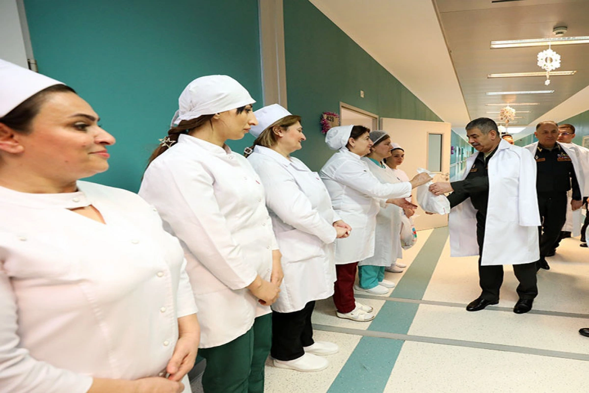 Müdafiə Nazirliyinin rəhbərliyi Baş Klinik Hospitalda olub - VİDEO