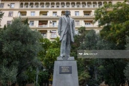 Bakıda Atatürkün heykəli ziyarət olunub - FOTO