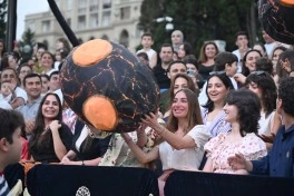 Leyla Əliyeva və Arzu Əliyeva “CandyFest” yay festivalını ziyarət edib və “Sehrli mirvari” su sirki şousunu izləyiblər - FOTO