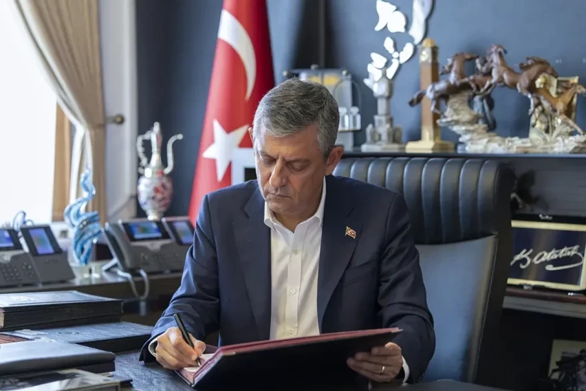 Özgür Özel 90 millət vəkili ilə CHP-dən istefa verib, "Yeni Partiya" adlı partiya yaratdığını açıqlayıb