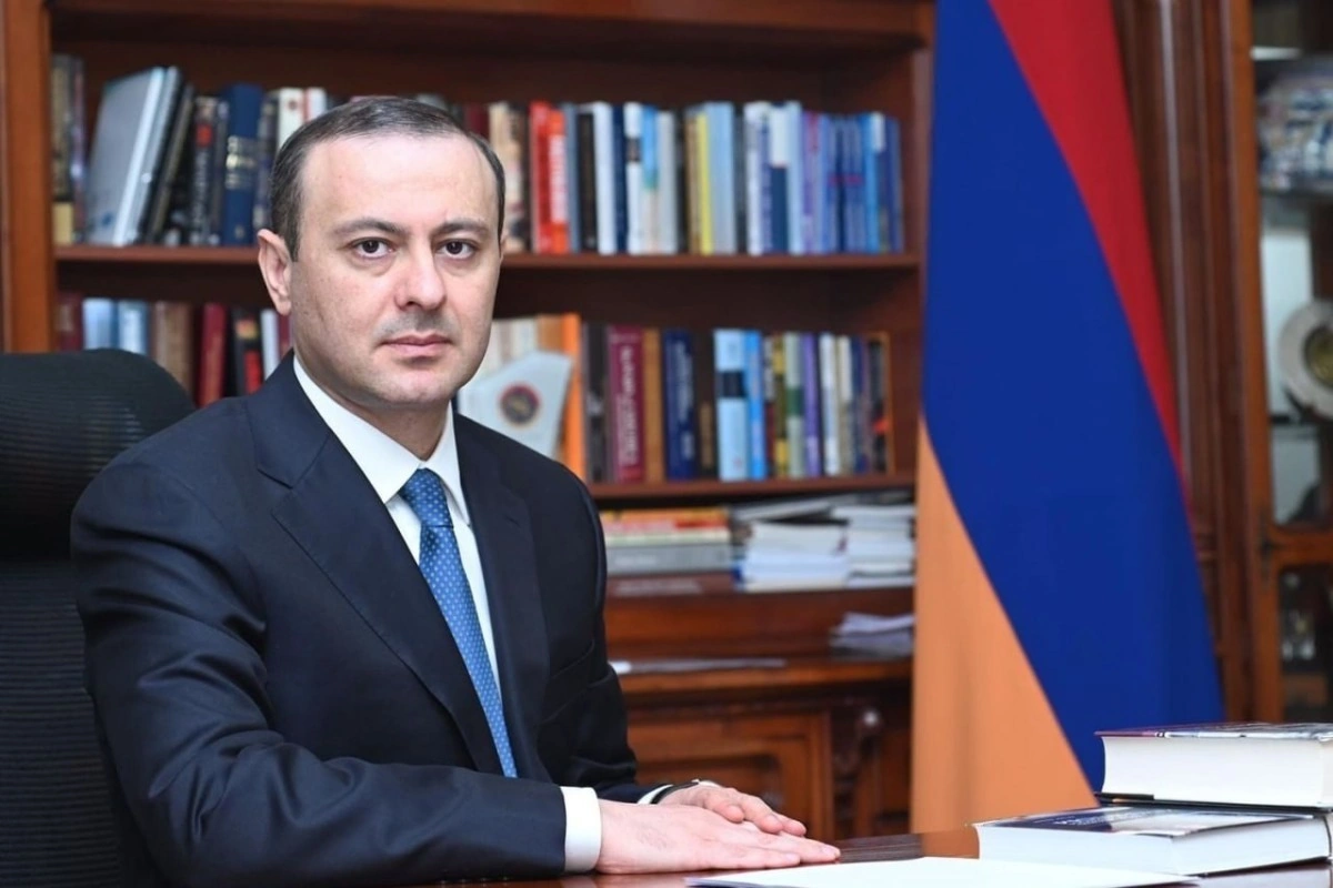 “Hraparak”: Paşinyan Armen Qriqoryanı Qərbin maraqlarına görə işdən çıxarıb