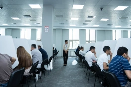 Xüsusi icra məmuru fəaliyyəti ilə məşğul olmaq istəyənlərlə test imtahanı keçirilib - FOTO