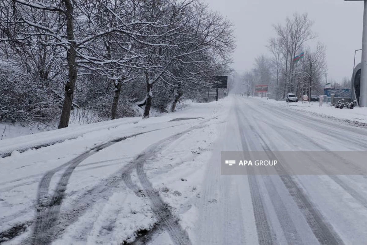 Şimal rayonlarında yollar buz bağlayıb, dağətəyi kəndlərdə qarın hündürlüyü 25 sm-ə çatır - FOTO