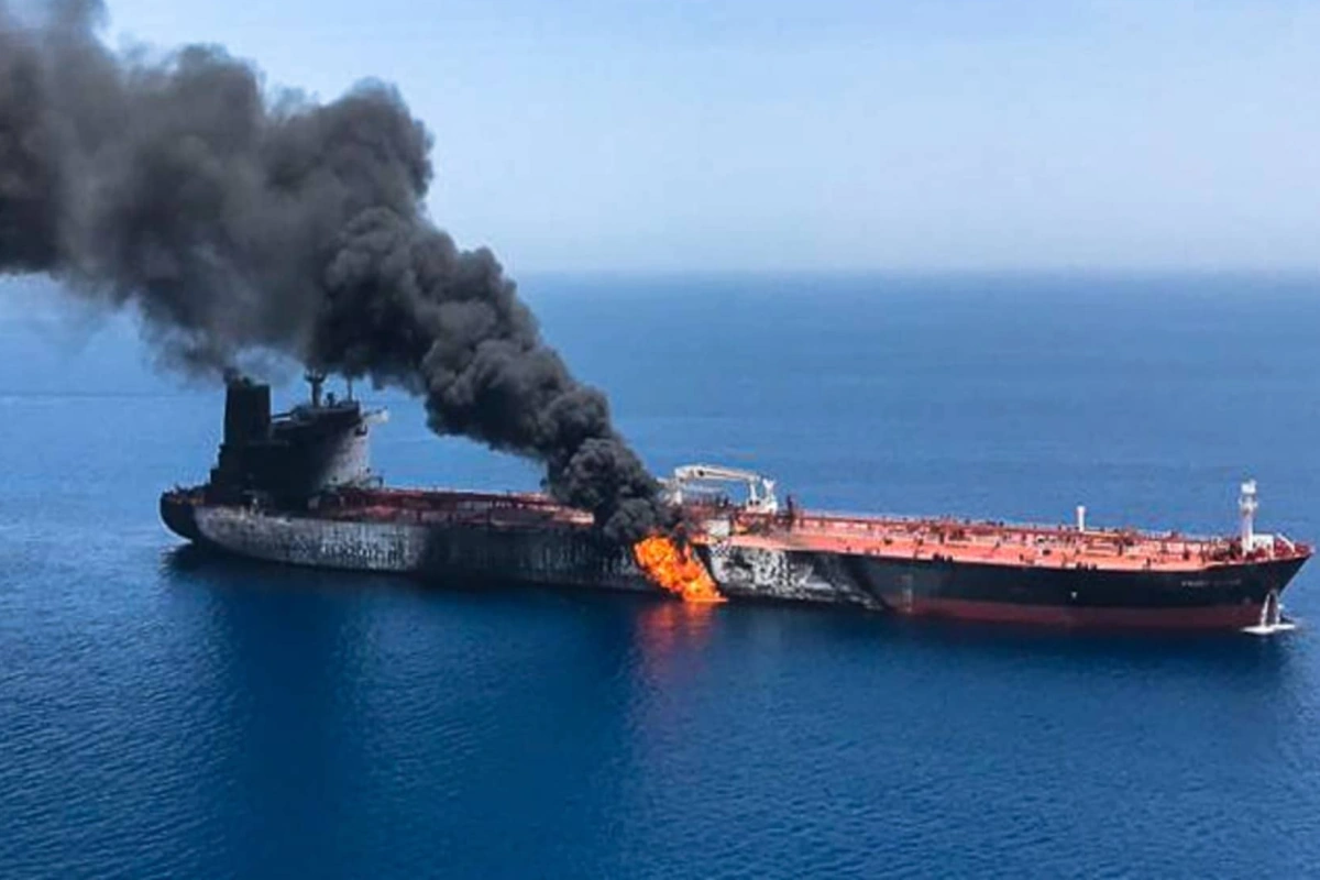 Oman sahillərində tankerdə yanğın baş verib, 2 heyət üzvü itkin düşüb