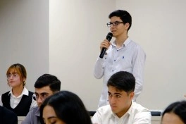 Əlaqələndirmə Qərargahının İdarələrarası Mərkəzinin nəzdindəki İşçi Qrupu Qarabağ Universitetində inflüenserlərlə görüşüb
