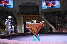 Leyla Əliyeva Arkadağ şəhərində əfsanəvi "Galkynyş" milli atüstü oyunlar qrupunun çıxışını izləyib - FOTO