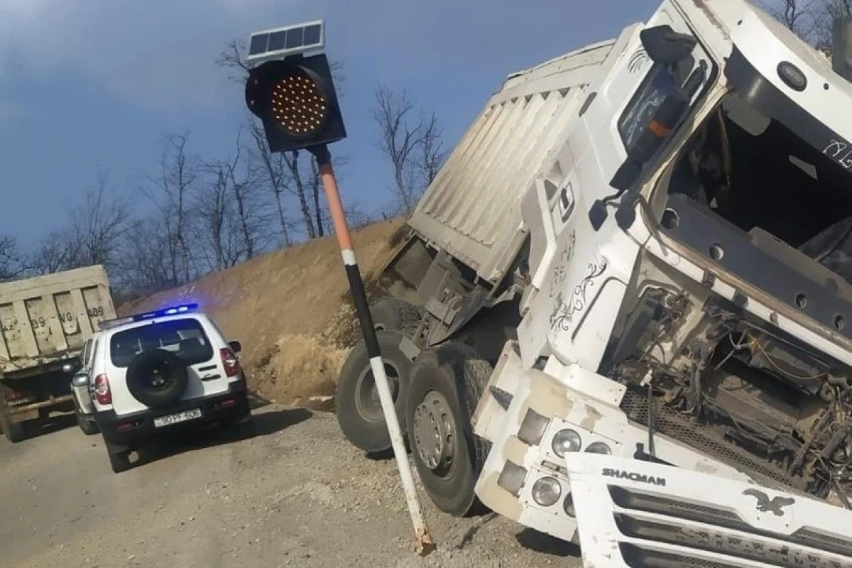 Göygöldə "Shacman" markalı yük maşını aşıb, sürücü xəsarət alıb