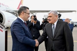 Qırğızıstan Prezidenti Azərbaycana səfərə gəlib
