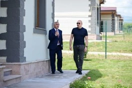 Prezident Xocalıda hərbçilər üçün nəzərdə tutulan fərdi evlərdə yaradılmış şəraitlə tanış olub - FOTO
