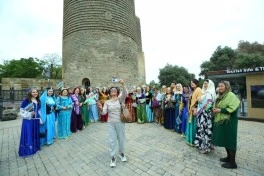Bakının mərkəzində milli geyimlərdə gəzinti-yürüş təşkil olunub - FOTO