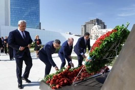 Anım Günü ilə əlaqədar ƏƏSMN kollektivi Zəfər abidəsini ziyarət edib