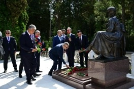 Birinci Türkoloji Qurultayın 100 illik yubiley tədbirinin iştirakçıları Fəxri xiyabanı ziyarət edib