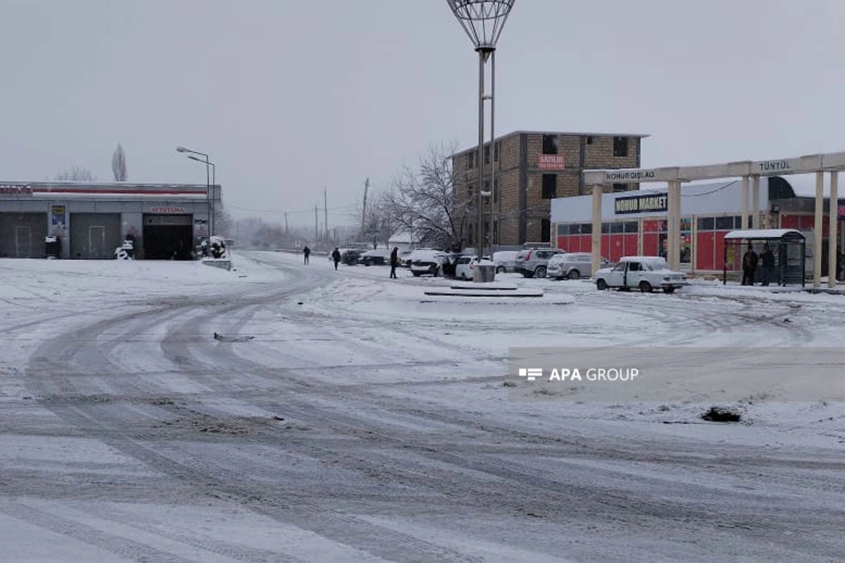 Şimal rayonlarında yollar buz bağlayıb, dağətəyi kəndlərdə qarın hündürlüyü 25 sm-ə çatır - FOTO
