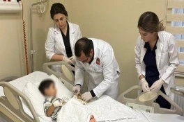 3 yaşlı uşağın ət maşınında ağır yaralanan əli 8 saatlıq mikrocərrahi əməliyyatla bərpa edilib - FOTO