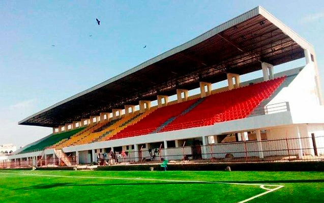 Futbol oynadığı palçıqlı meydançanın yerində stadion tikdirdi  - Video