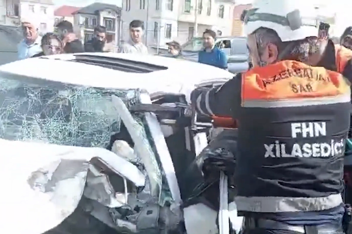 Masazırda minik avtomobili və yük maşını toqquşub, xəsarət alan var - VİDEO