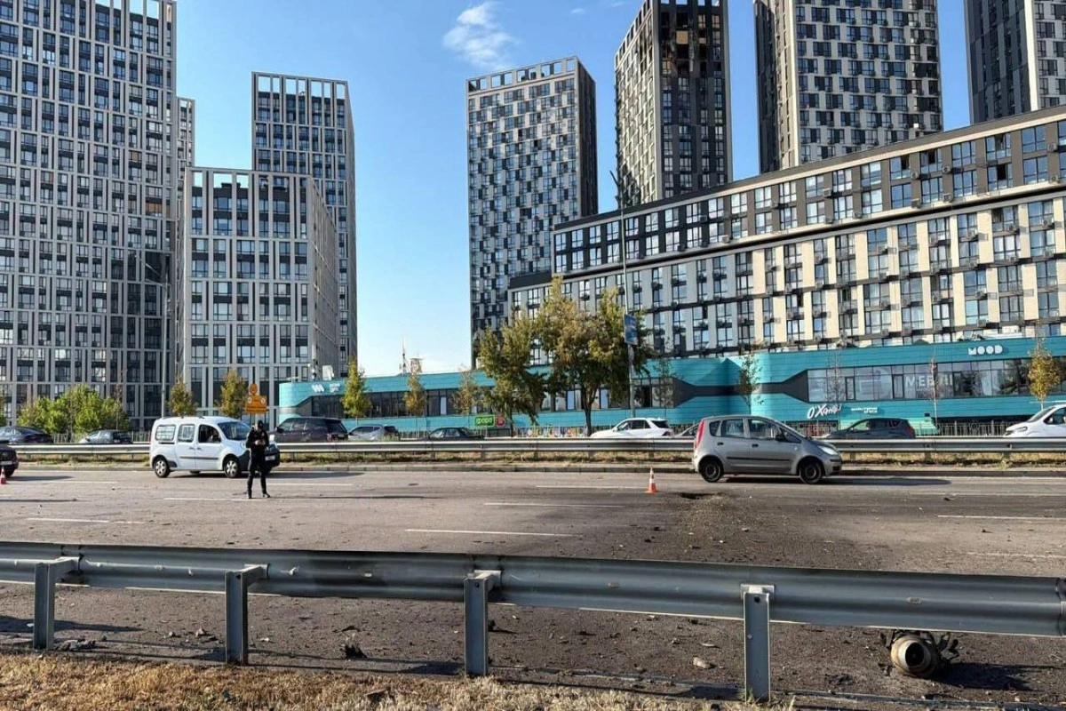 Kiyevdə Rusiya dronunun qalıqları yola düşüb: avtomobillərə ziyan dəyib, yaralılar var - FOTO