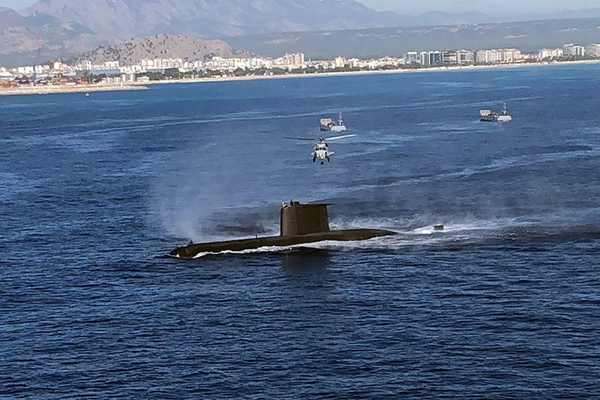 Helikopterdən gəmiyə enən xüsusi təyinatlılar Azərbaycan və Türkiyə bayraqlarını dalğalandırıblar - VİDEO