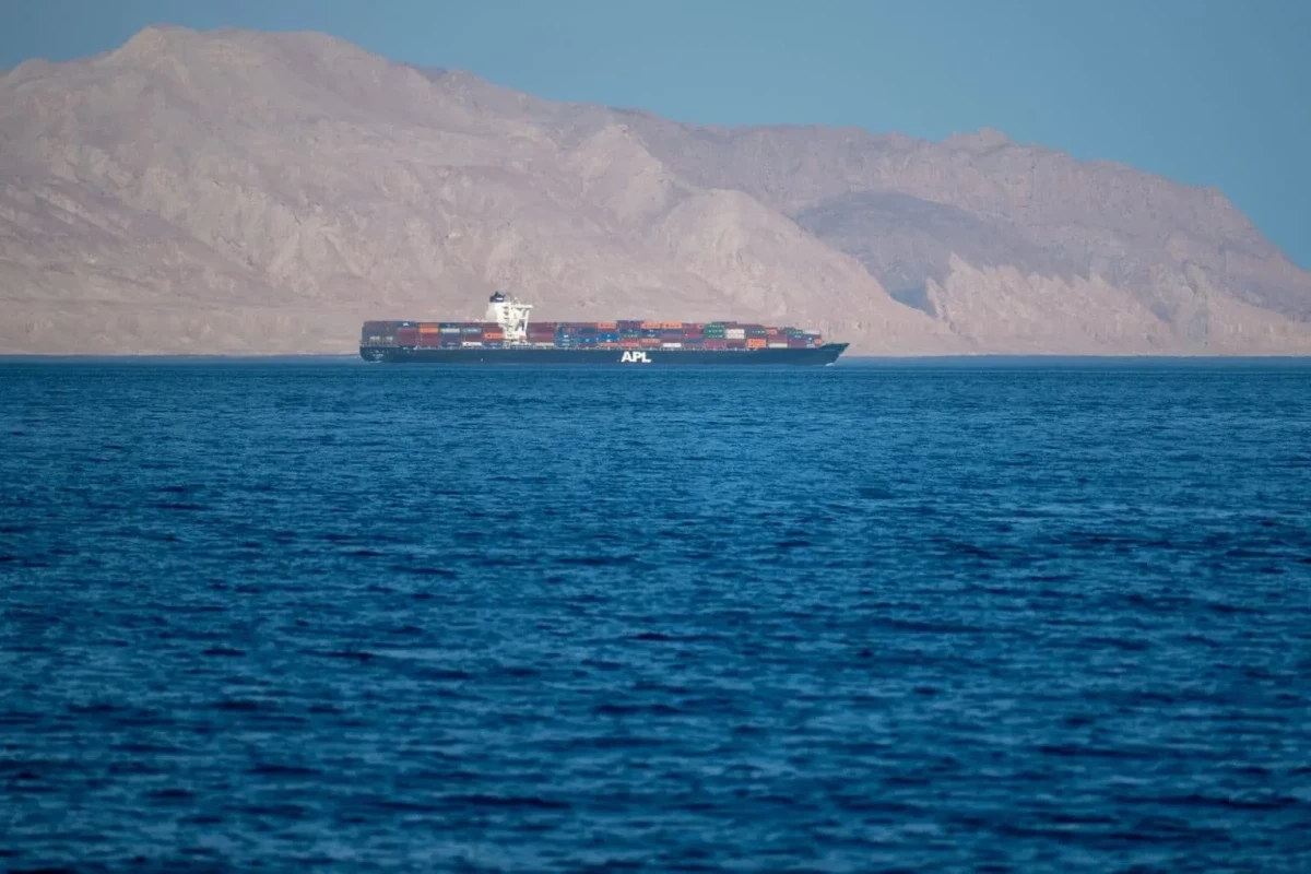 ABŞ hərbçiləri Oman körfəzində yük gəmisini sıradan çıxarıb