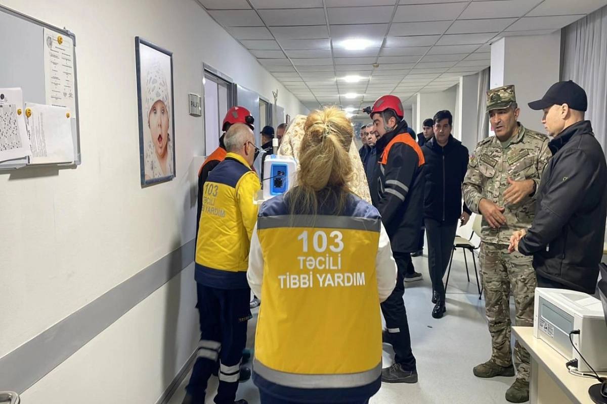 TƏBİB: Perinatal Mərkəzdəki yanğınla bağlı 50-ə yaxın pasiyent təxliyə edilib, bir nəfər tüstüdən zəhərlənib - YENİLƏNİB - FOTO