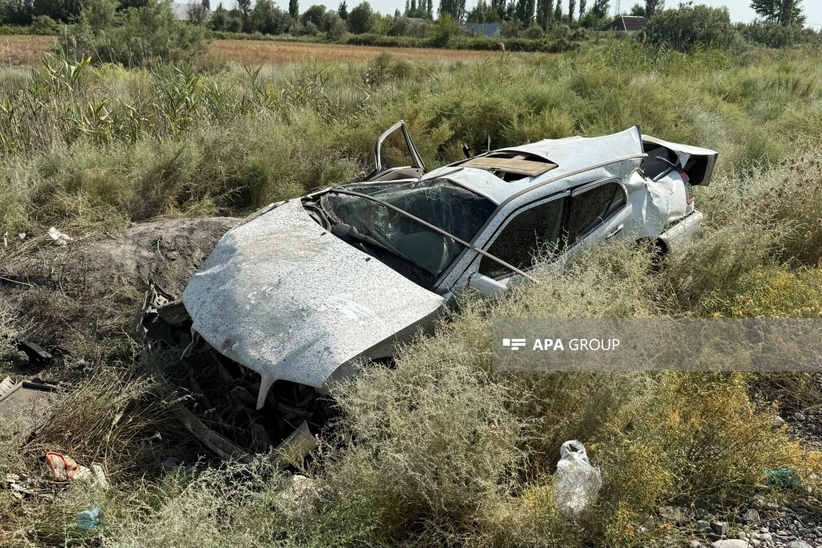 Zərdabda maşın dirəyə çırpılıb, ölən və xəsarət alanlar var - FOTO - YENİLƏNİB