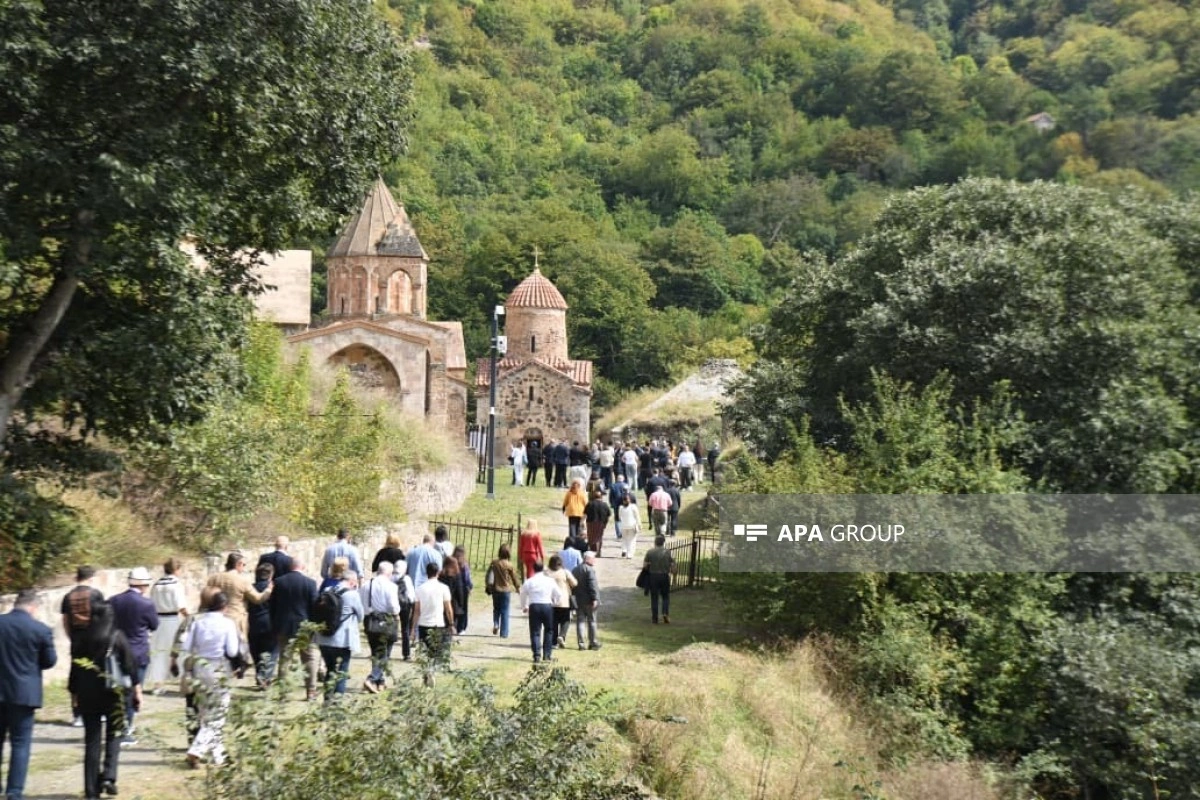 Xarici diplomatlar Xudavəng monastr kompleksini ziyarət edib - FOTO