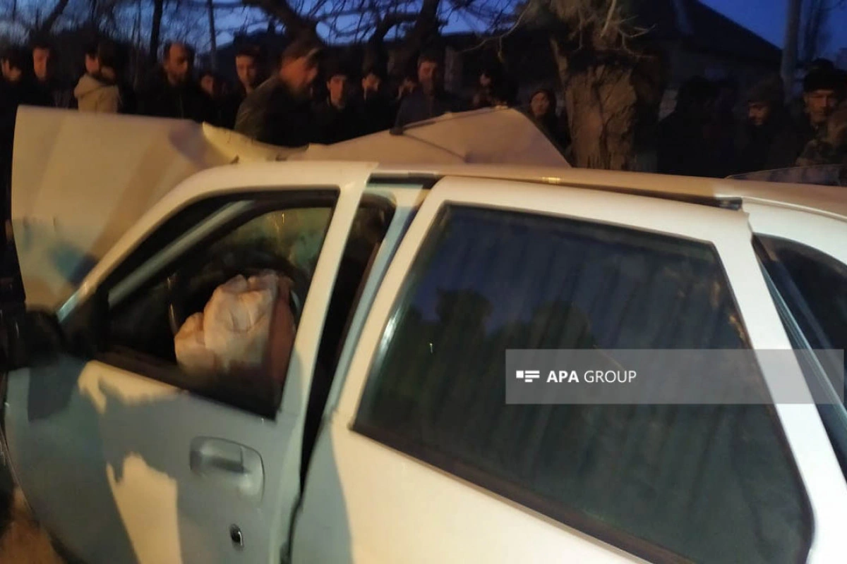 Qubada minik avtomobili ağaca çırpılıb, yaralananlar var - FOTO