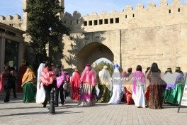Bakının mərkəzində kəlağayı ilə yürüş keçirilib - FOTO