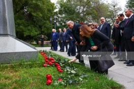 Bakıda Atatürkün heykəli ziyarət olunub - FOTO
