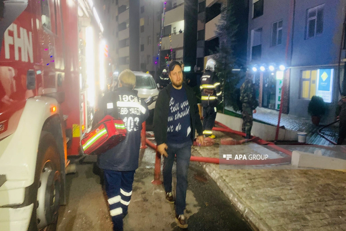 Xətai rayonunda baş verən yanğında iki mənzil yanıb, üç nəfər xəsarət alıb - FOTO - YENİLƏNİB