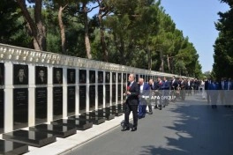 Xarici İşlər Nazirliyinin kollektivi Şəhidlər xiyabanını ziyarət edib - FOTO