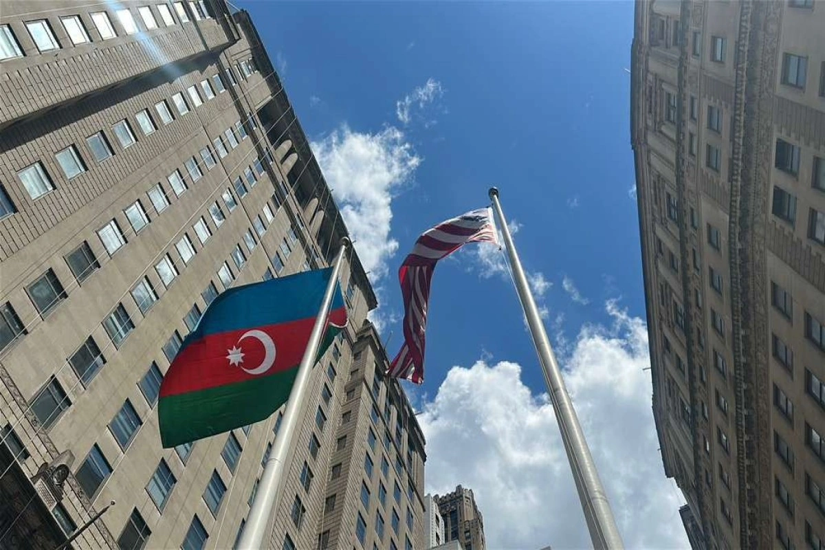 Azərbaycanın Müstəqillik Günü münasibətilə Nyu-Yorkda bayraq qaldırma mərasimi baş tutub
