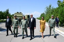 Prezident İlham Əliyev Əlahiddə Ümumqoşun Orduda yeni yaradılan komando hərbi hissələrinə Döyüş bayraqlarının verilməsi mərasimində iştirak edib - FOTO