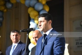 Emin Əmrullayev bu il məktəbə qədəm qoyan şagirdləri təbrik edib - FOTO