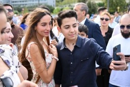 Heydər Əliyev Fondunun vitse-prezidenti Leyla Əliyeva və Arzu Əliyeva klassik avtomobillərin yürüşü və sərgisini izləyiblər