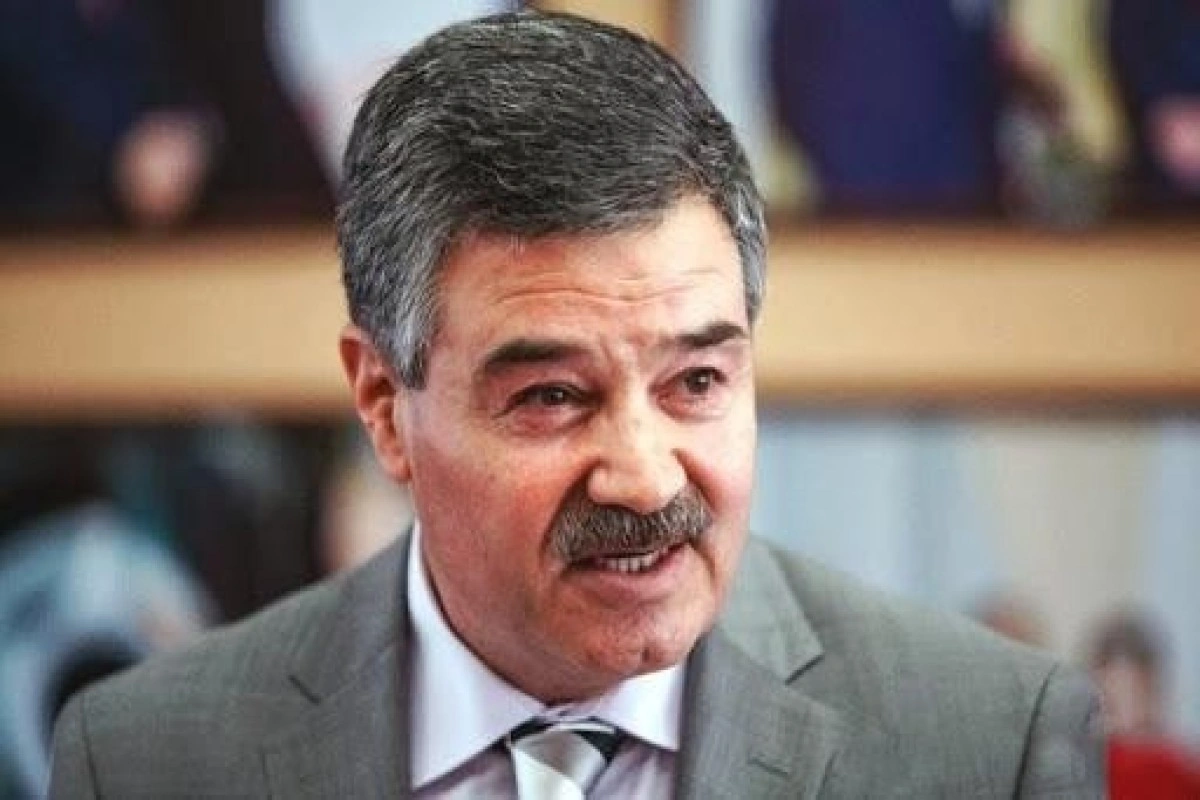 Alim: Məktəblərdə vahid geyim forması ilə bağlı qərar çoxdan qəbul edilməli idi