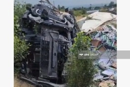 Qusarda yük maşını aşıb, ölən var - FOTO