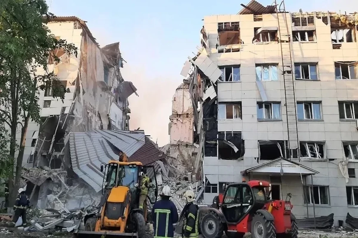 Ukrayna ordusu Luqanskda kollecə dron zərbəsi endirib, 6 nəfər ölüb, 15 nəfər itkin düşüb - YENİLƏNİB-1