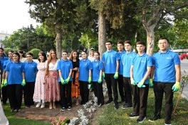 Leyla Əliyeva və Arzu Əliyeva Bakı Bulvarında mövsümi güllərin əkilməsi aksiyasında iştirak ediblər - FOTO