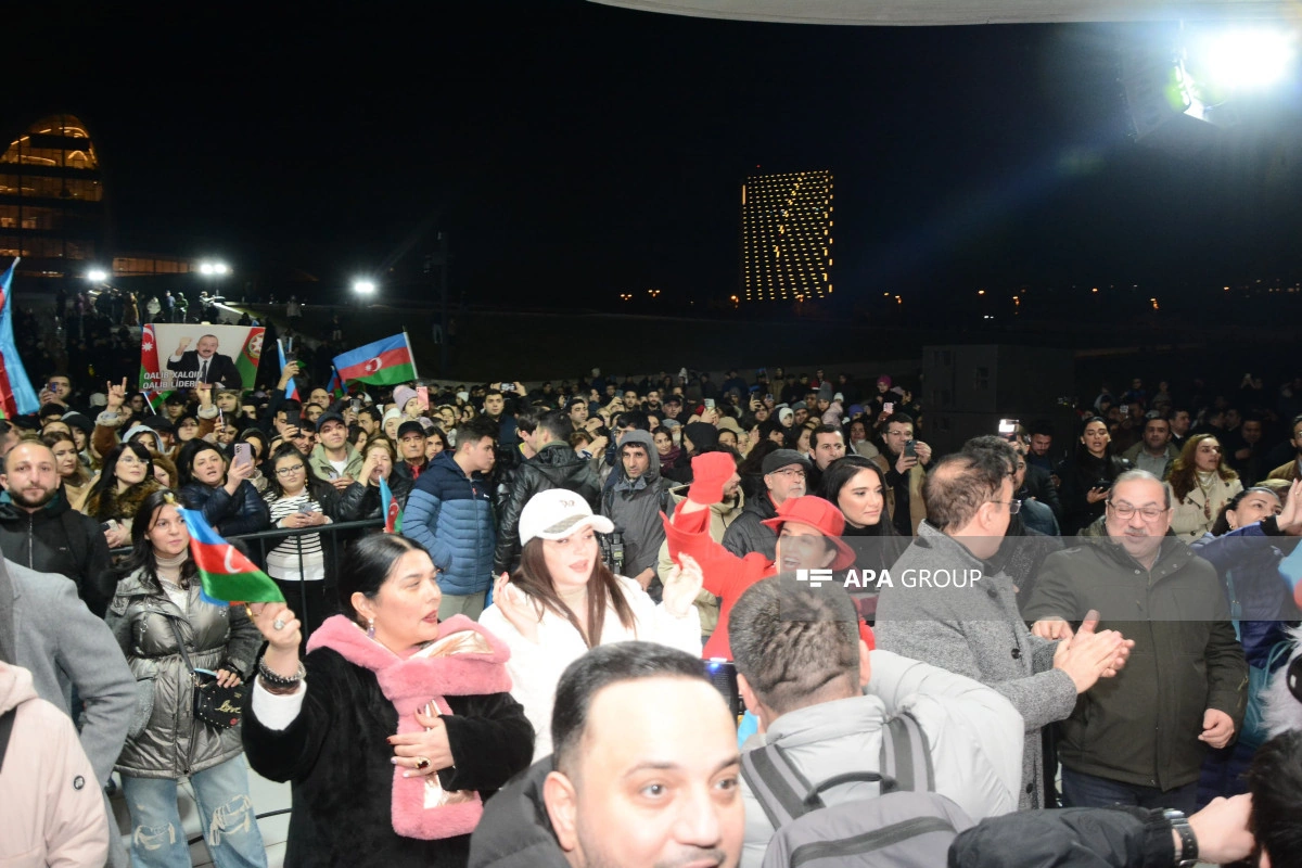 Heydər Əliyev Mərkəzinin qarşısında Prezident İlham Əliyevə dəstək konserti keçirilir - FOTOLENT