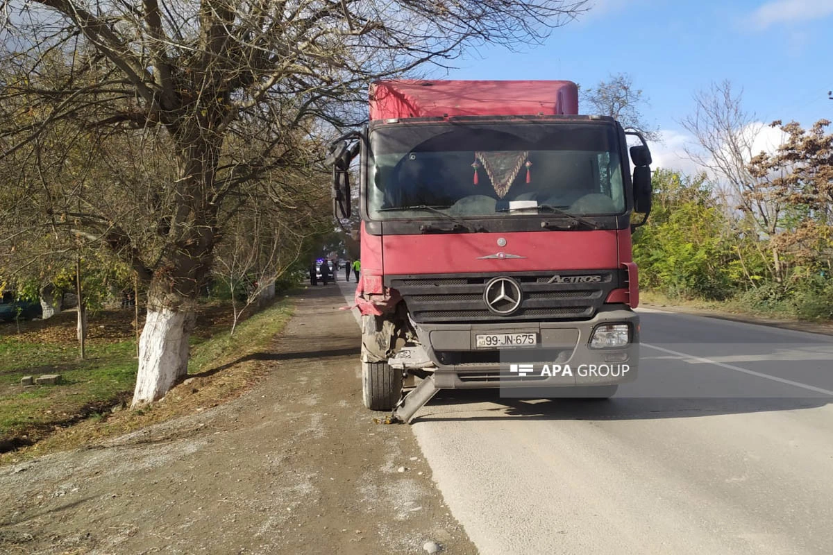 Şabranda yük və minik avtomobili toqquşub, ana və qızı xəsarət alıb - FOTO