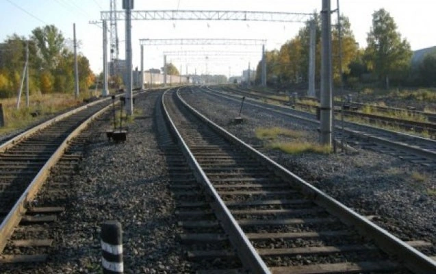 Dəmir yolu xəttinə çıxan şəxsi qatar vurub öldürdü