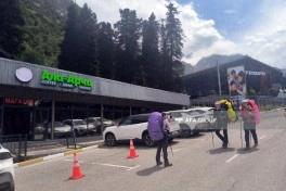 Azərbaycan jurnalistləri Qırğızıstanda "Ala Arça" Dövlət Təbiət Parkını ziyarət ediblər - FOTO