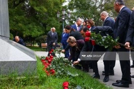 Bakıda Atatürkün heykəli ziyarət olunub - FOTO
