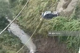 Gədəbəydə avtomobil körpüdən aşıb, xəsarət alanlar var - FOTO - YENİLƏNİB