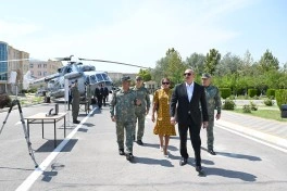Prezident İlham Əliyev Əlahiddə Ümumqoşun Orduda yeni yaradılan komando hərbi hissələrinə Döyüş bayraqlarının verilməsi mərasimində iştirak edib - FOTO
