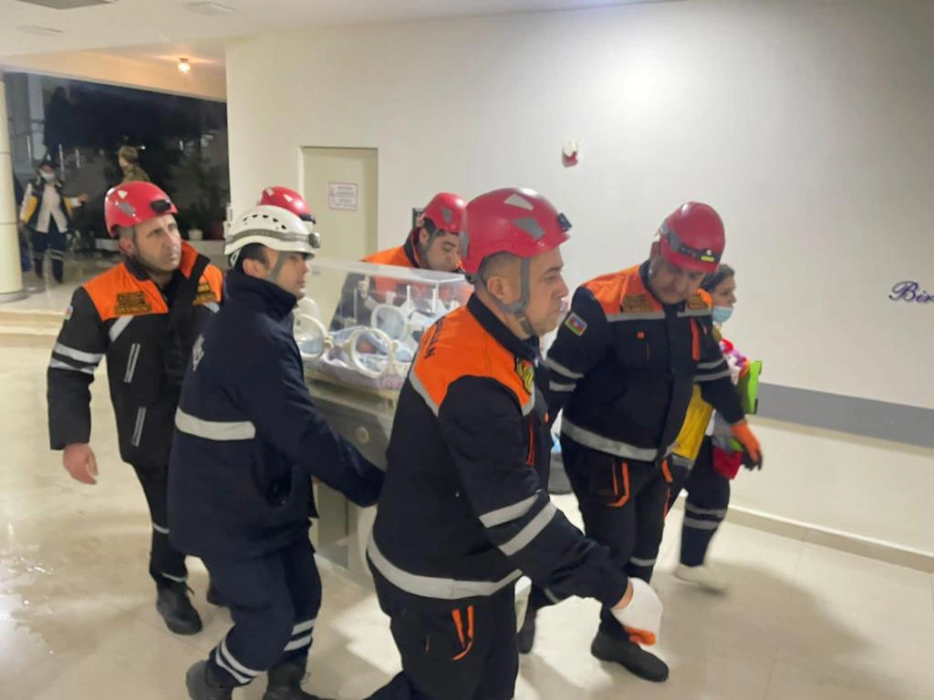 Körpələr yanğından belə çıxarıldı  - Video + Fotolar